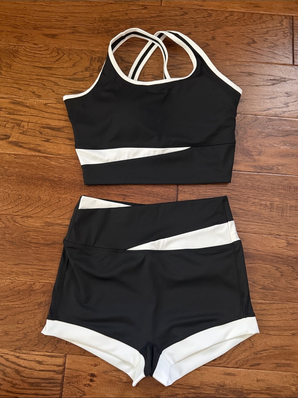 Fern Fitness Black & White Sports Bra & Shorts Set Women’s Medium